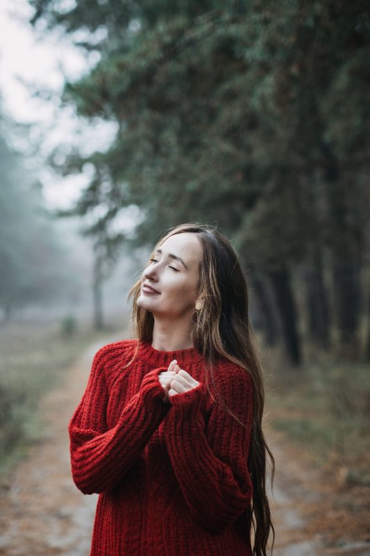Illustration d’une femme qui trouve le chemin intérieur pour revenir à soi.